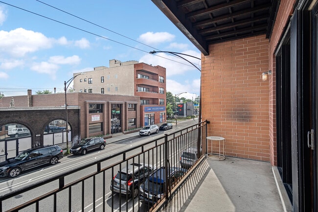Building Photo - 5010 W Lawrence Ave