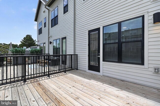 Building Photo - 5851 Columbia Pike