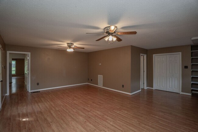 Building Photo - 4 Bedroom Home in North Little Rock with S...