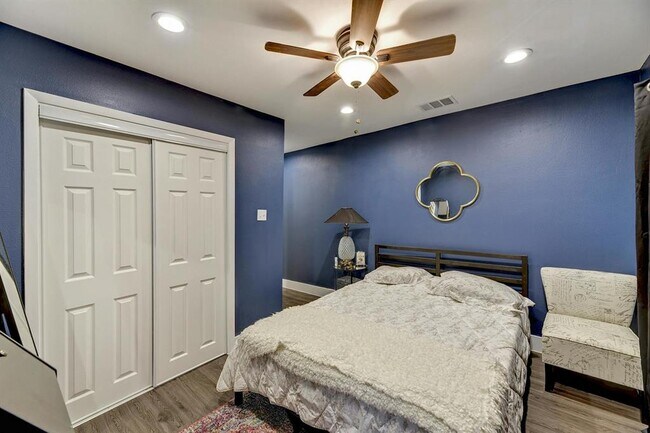 Building Photo - 935 La Posada Dr