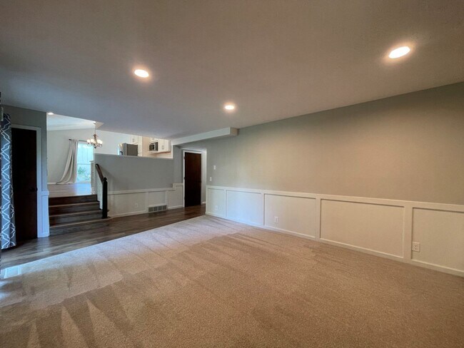 Building Photo - Home For Rent Papillion