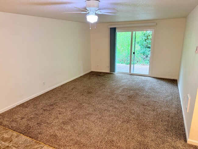 Building Photo - Two Bedroom Apartment in Central Salem