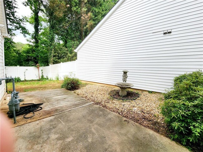 Building Photo - 645 Crossbridge Alley