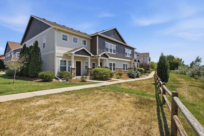 Building Photo - 3 Bedroom Townhome in Fort Collins