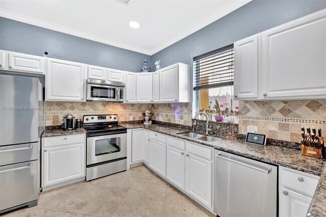 Building Photo - 853 SW 11th Ct