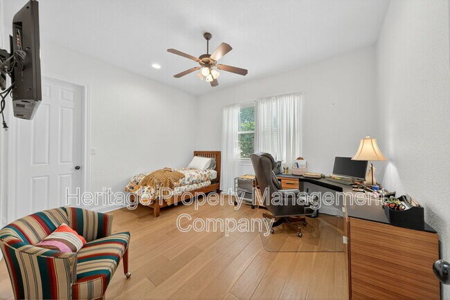 Building Photo - 24915 Estancia Cir