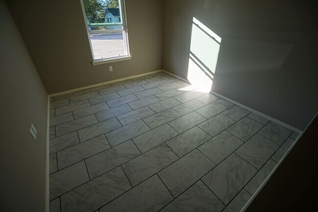 Building Photo - Completely Remodeled Like New 3 Bed 2 Bath...