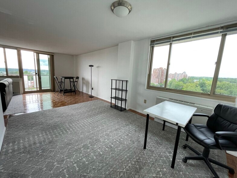 Dining and Study / Den Area - 1 E University Pky