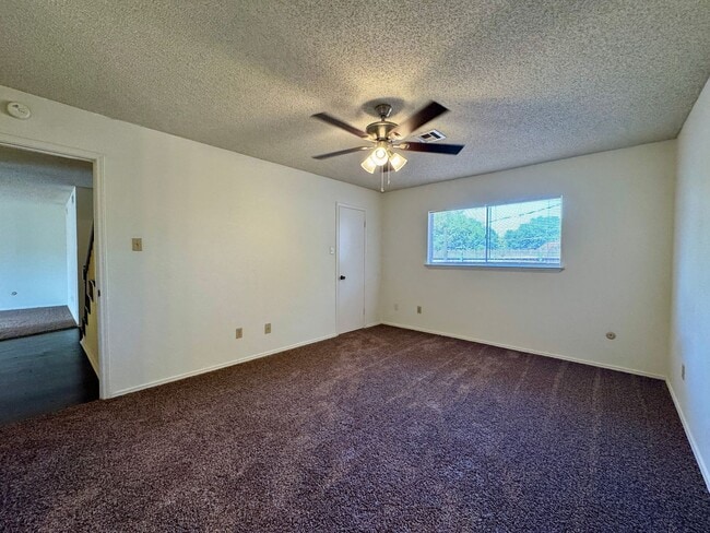 Building Photo - Townhome