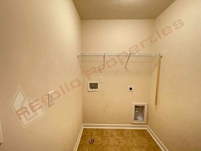 Building Photo - Beautiful 3 Bedroom, 2.5 Bathroom Townhome...