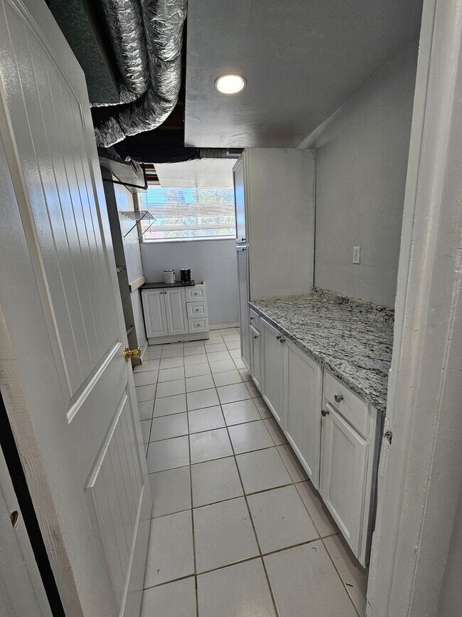 Building Photo - Beautiful 5 Bedroom home in Great Layton Location!