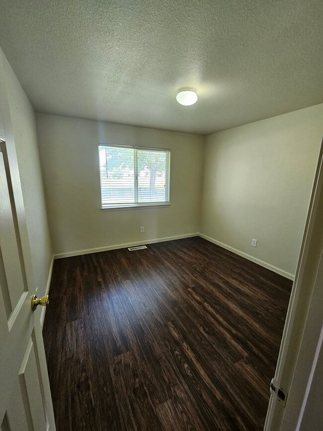 Building Photo - 3 Bedroom, 2 Bathroom Home in Fernley