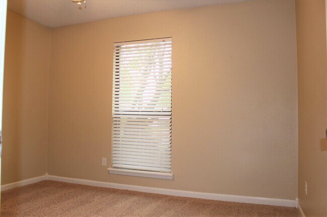 Building Photo - 814 Hawthorne Pl