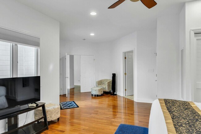 Building Photo - 10 Bay Woods Dr