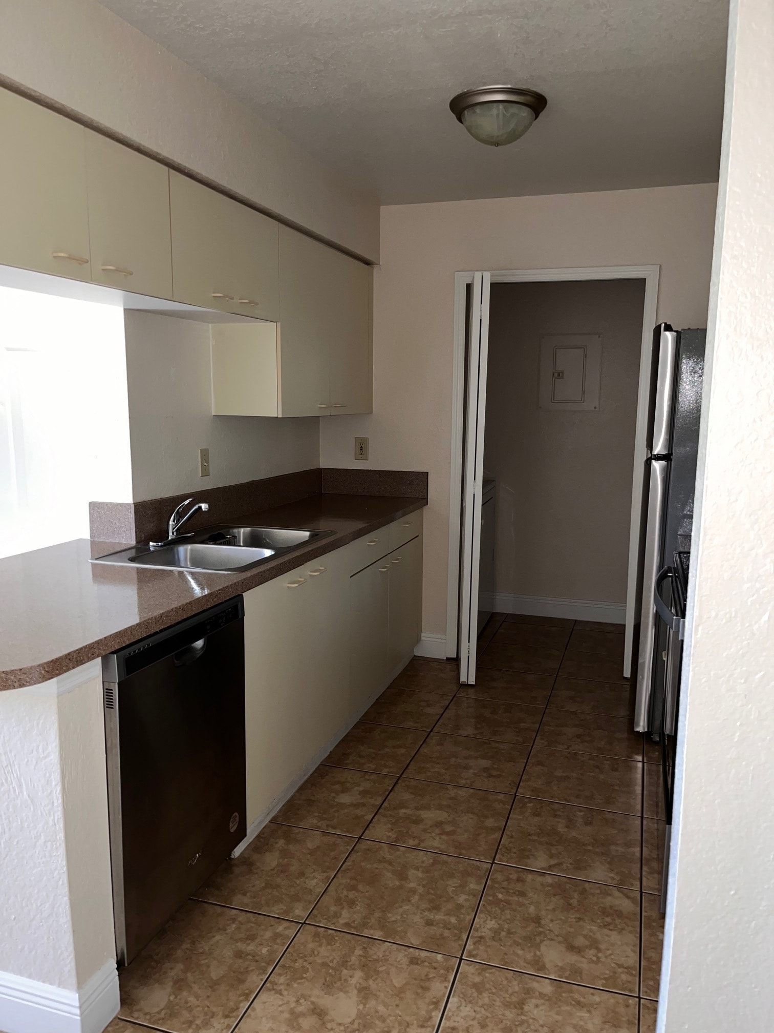 Building Photo - 2550 N Alafaya Trl