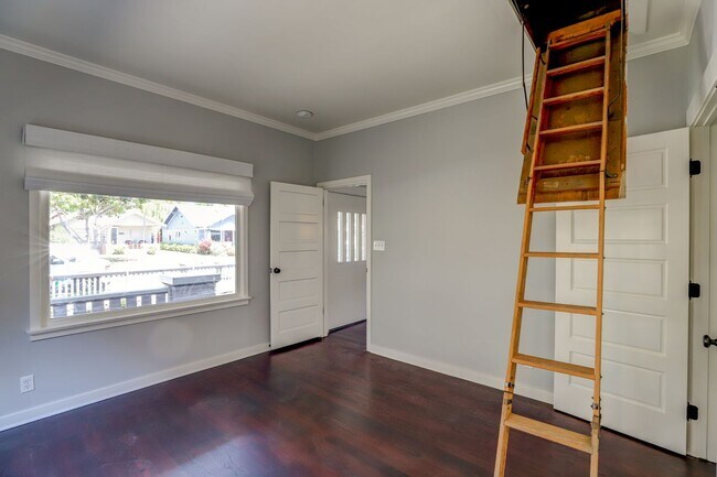 Building Photo - Gorgeous Home in Old Towne Orange
