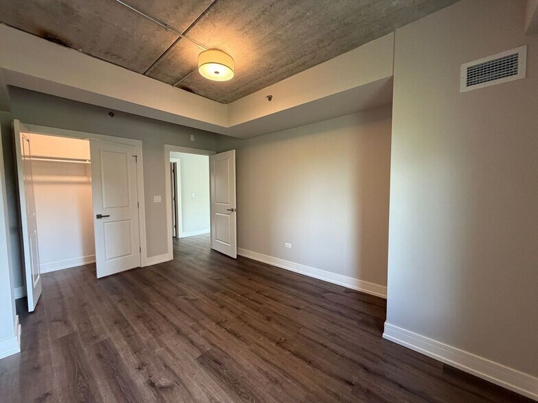 Building Photo - 952 W Carmen Ave