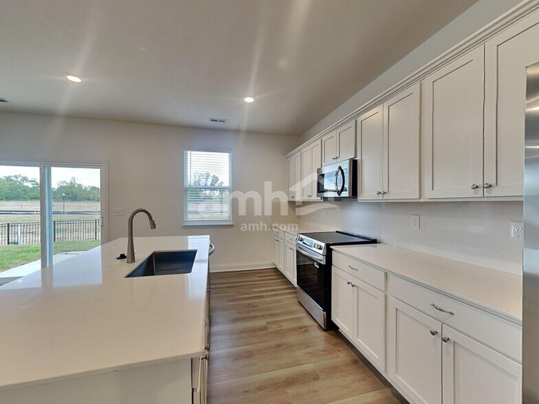 Building Photo - 9139 Henley Ave