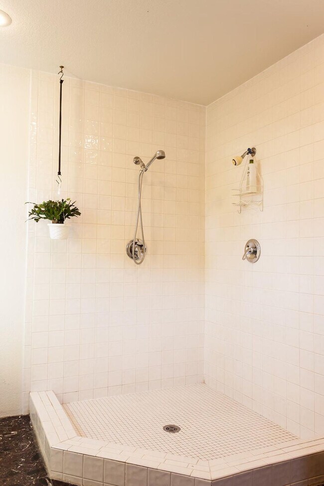 Building Photo - 2707 E Thomas St