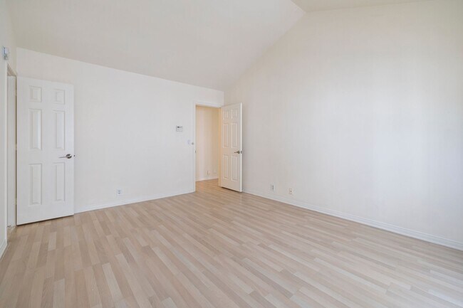 Building Photo - Beautiful 3-bedroom, 2.5-bath tri-level to...