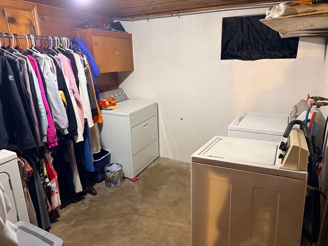 Building Photo - Spacious and Updated 4 Bed, 2 bath!!