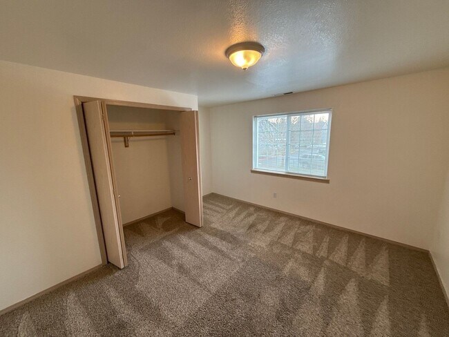 Building Photo - 1685 Lucinda Ave NE