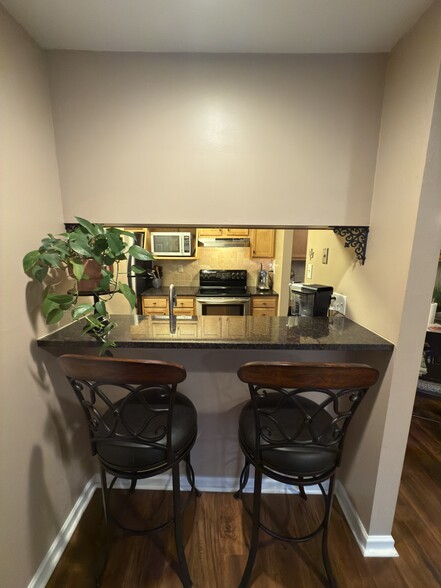 Kitchen Bar - 23 Hickory Dr