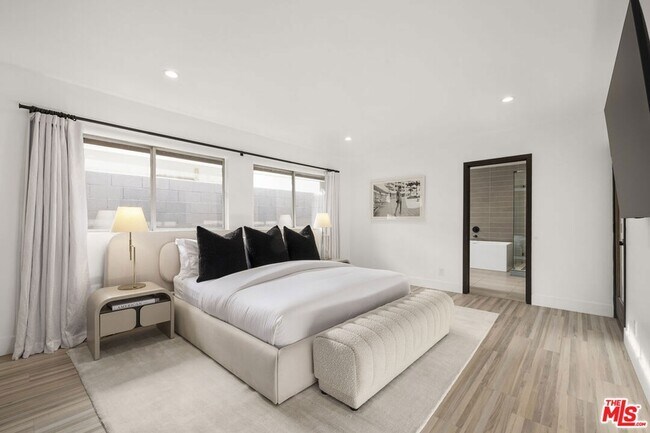 Building Photo - 9289 Swallow Dr