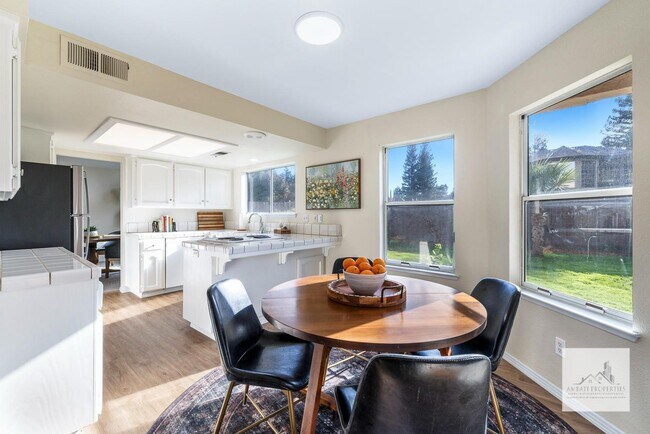 Building Photo - 805 E Buckhill Rd