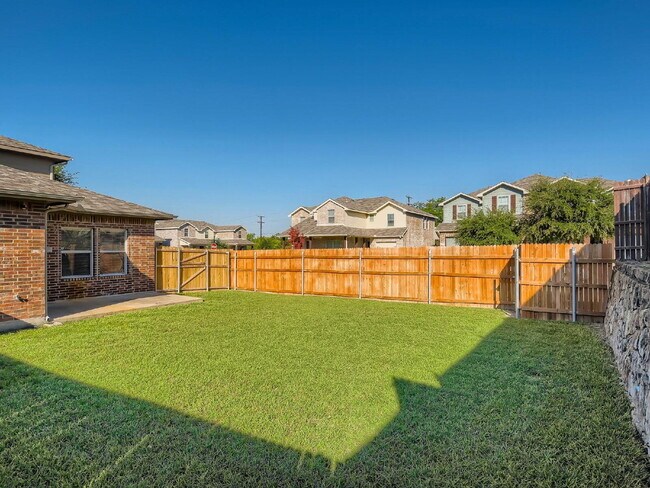 Building Photo - "Charming 3-Bed, 2-Bath Townhouse Retreat in Mesquite – Spacious 1586 Sq Ft on Woodshire Avenue!"...
