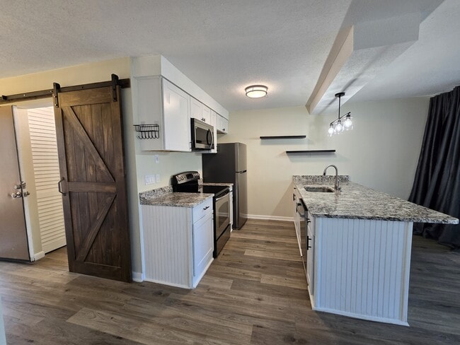 Building Photo - 3071 Huntleigh Dr