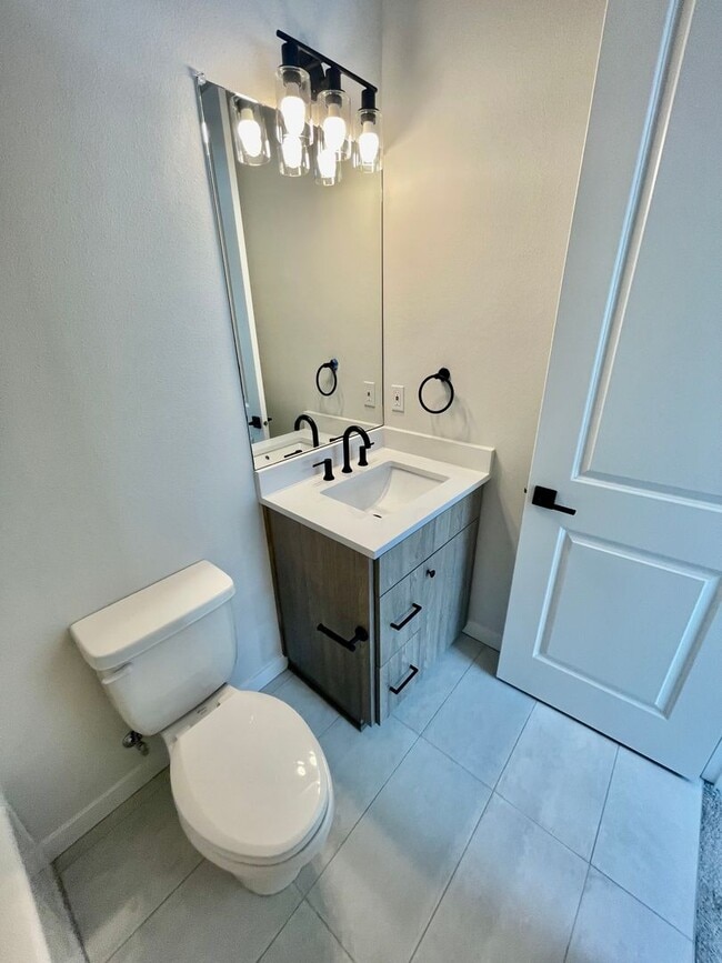 Building Photo - Live in Style! 2BD/2.5B High-End Townhouse...