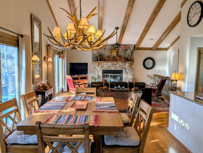 Building Photo - 842 Saddle Back Cir