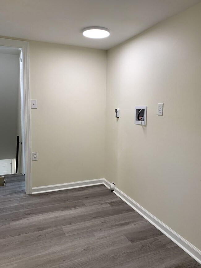 Building Photo - Newly renovated 4 bed/2.5 bath single fami...
