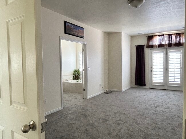 Building Photo - 5665 Piney View Ct