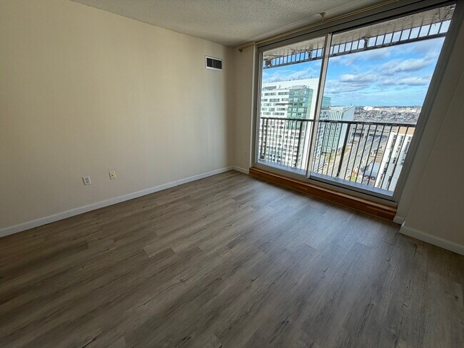 Building Photo - 8 Museum Way