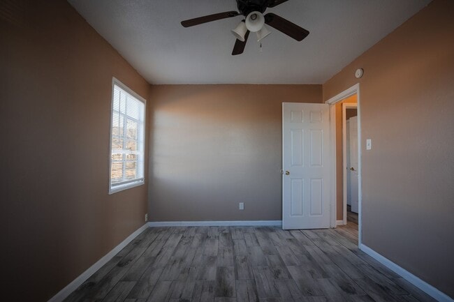 Building Photo - Cute 3 bedroom, 1 Bath Home on a large corner lot