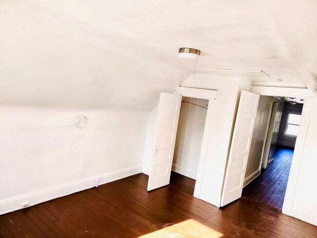 Building Photo - Spacious 2Bed, 1 Bath Home in Cleveland Ohio!