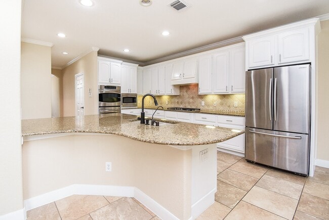 Building Photo - 7606 Westmoreland Dr