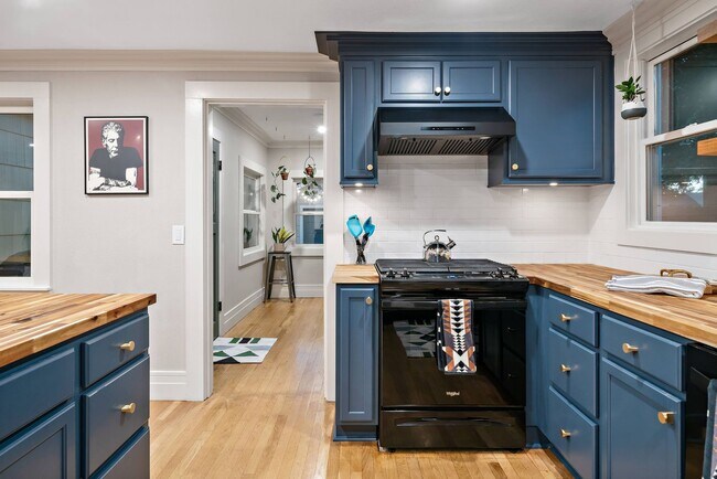 Building Photo - Furnished Downtown Bungalow!