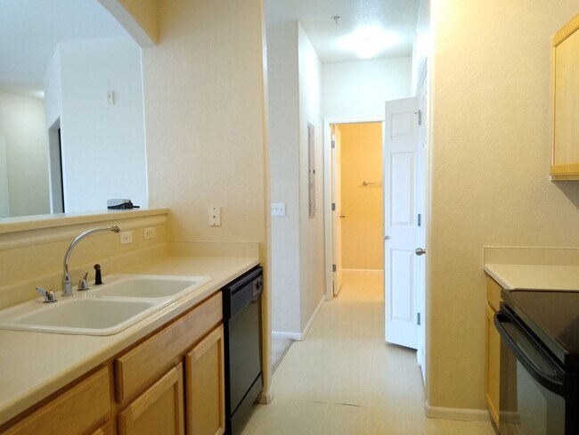 Building Photo - Super Fly 1 Bedroom with Large Study, 1 1/...