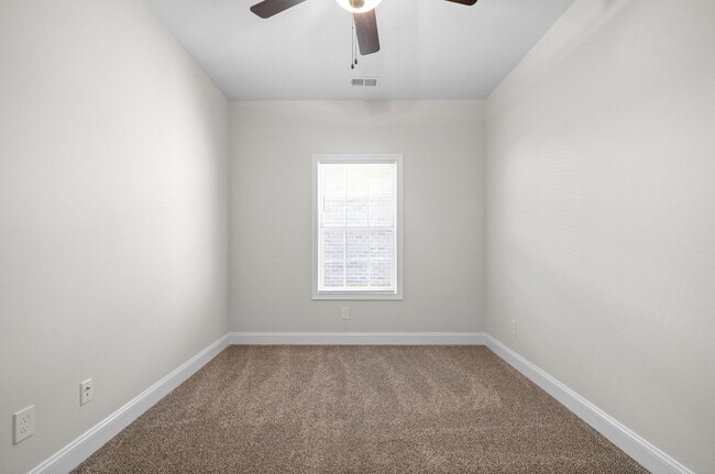 Building Photo - Oak St - 445