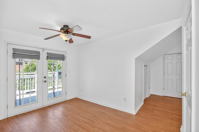Building Photo - 3008 Lakeshore Dr