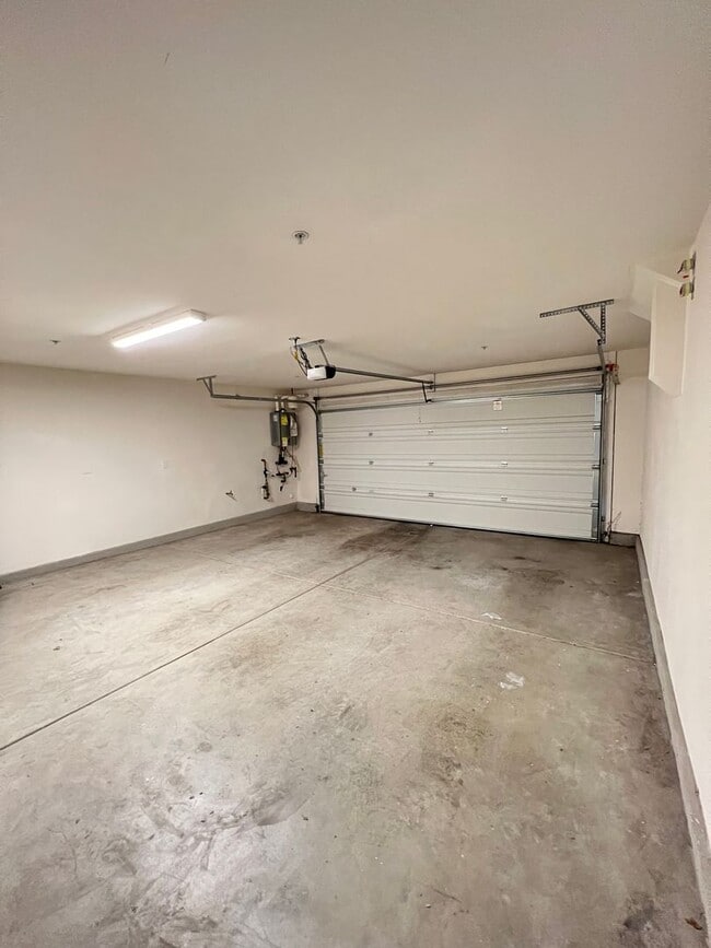 Building Photo - Beautiful 2 Bedroom 2 Bath Townhome