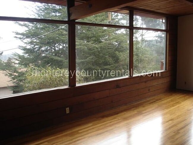 Building Photo - Enjoy this great home with dramatic bay views