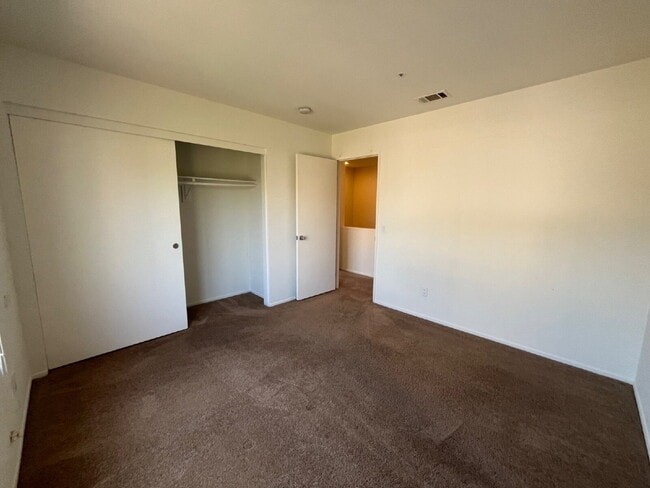 Building Photo - "Charming 3-Bed, 2.5-Bath Home in Oxnard –...