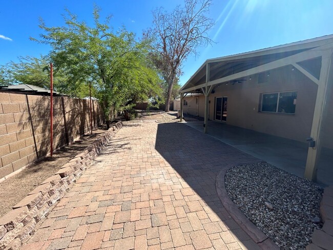 Building Photo - 3 Bedroom 2 Bath 8th and Dobson Mesa