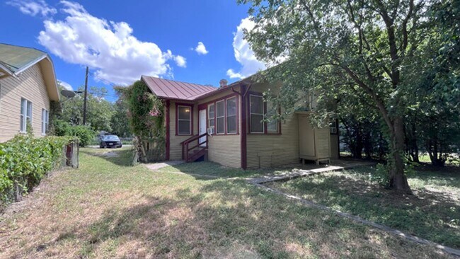 Building Photo - Updated Vintage Vibes Just Minutes from Do...