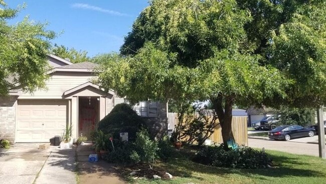 Primary Photo - One story, 3 bedroom duplex available!