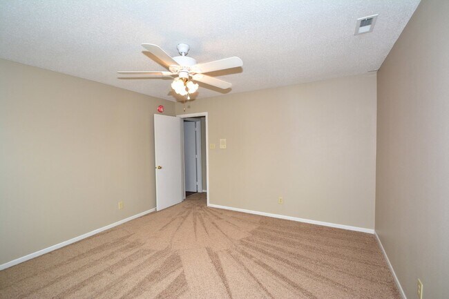 Building Photo - "Spacious 3-Bed Retreat in Fishers with El...